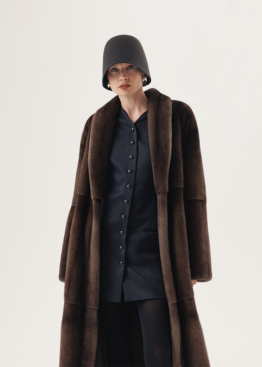 Долевая шуба из меха норки с воротником переходящим в борт