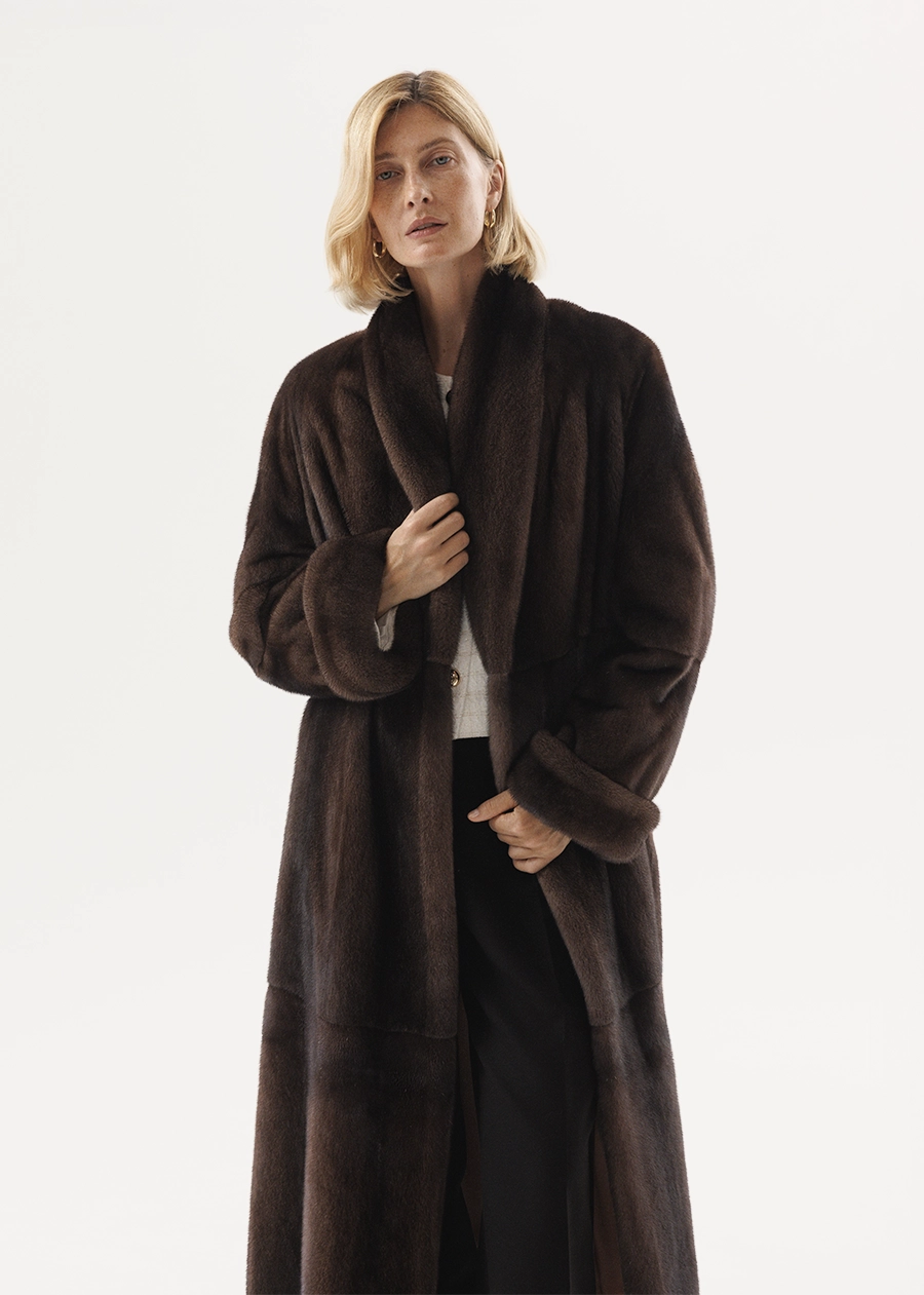 Длинная норковая шуба в ореховом оттенке