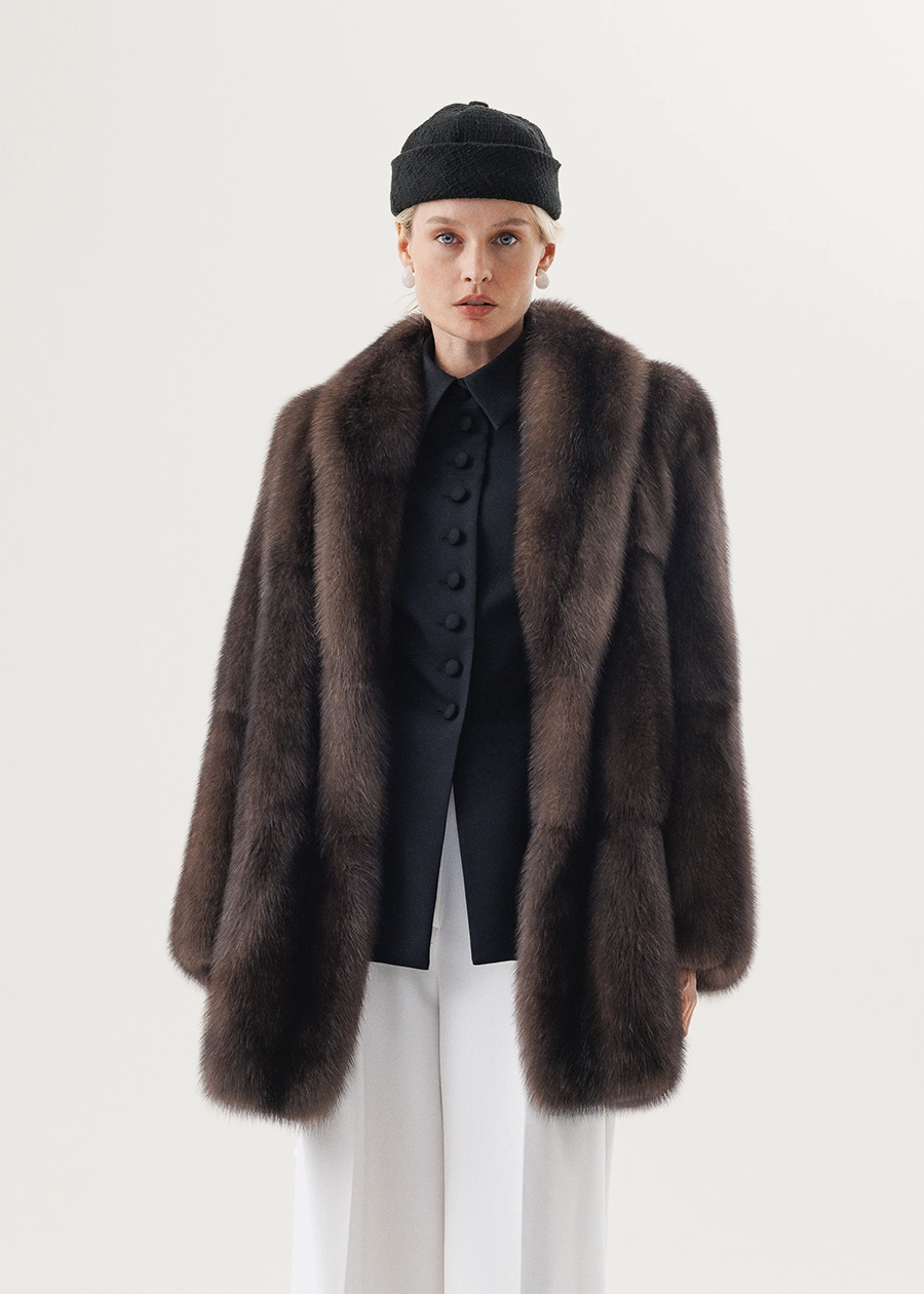 Долевая шуба из соболя с удлиненным шалевым воротником переходящим в борт
