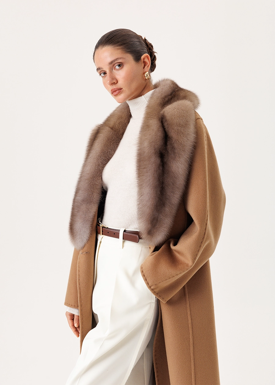 Классическое двубортное пальто из кашемира с соболиным воротником