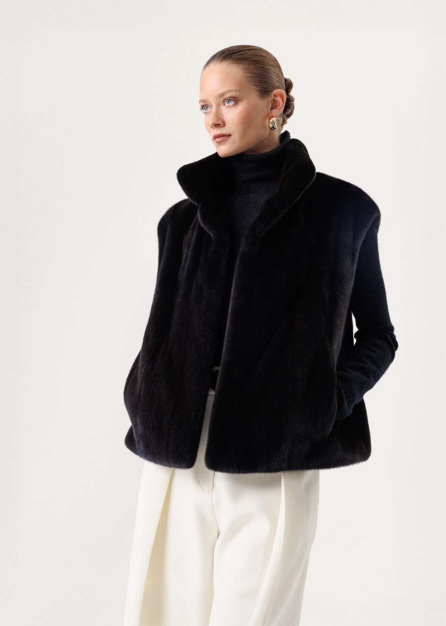 Укороченный жилет из меха норки с воротником стойка