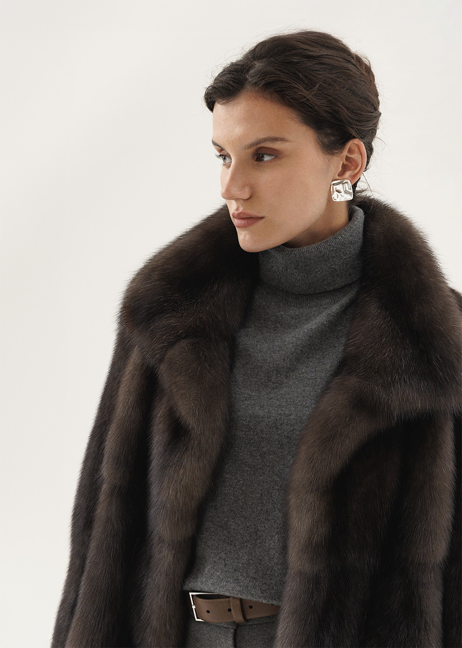 Короткая целиковая шуба из меха соболя