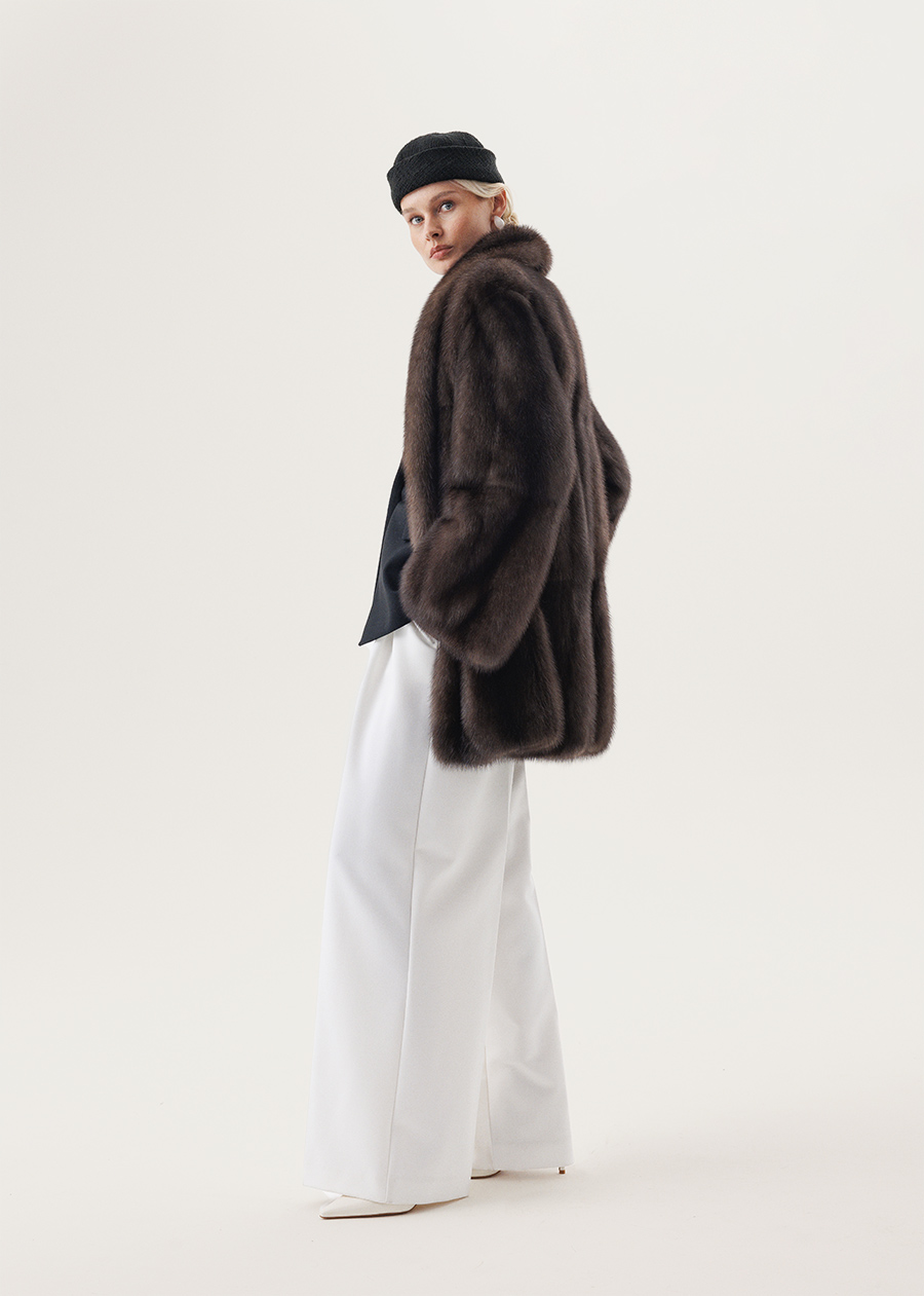 Долевая шуба из соболя с удлиненным шалевым воротником переходящим в борт
