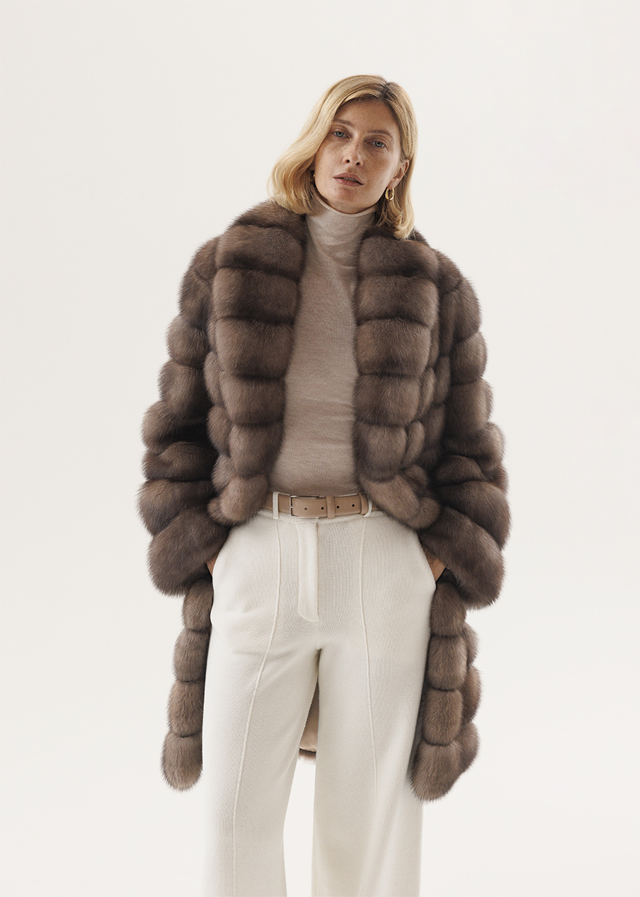 Шуба из соболя с шалевым воротником в глубоком оттенке Графит