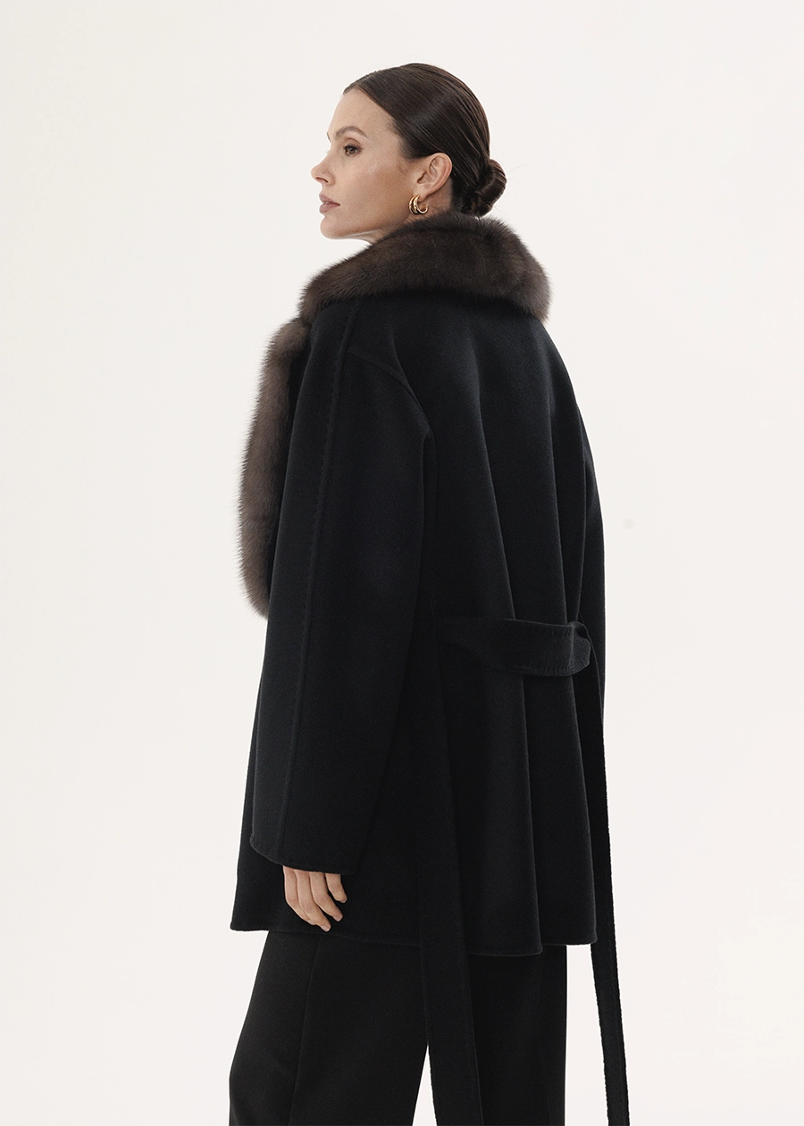 Короткое кашемировое пальто в угольно-черном оттенке с меховым воротником