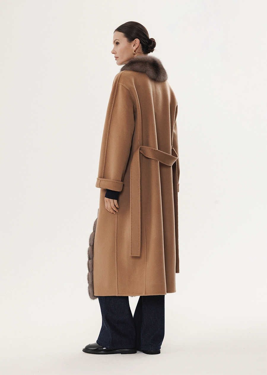 Пальто из кашемира в оттенке Camel с отделкой из меха соболя