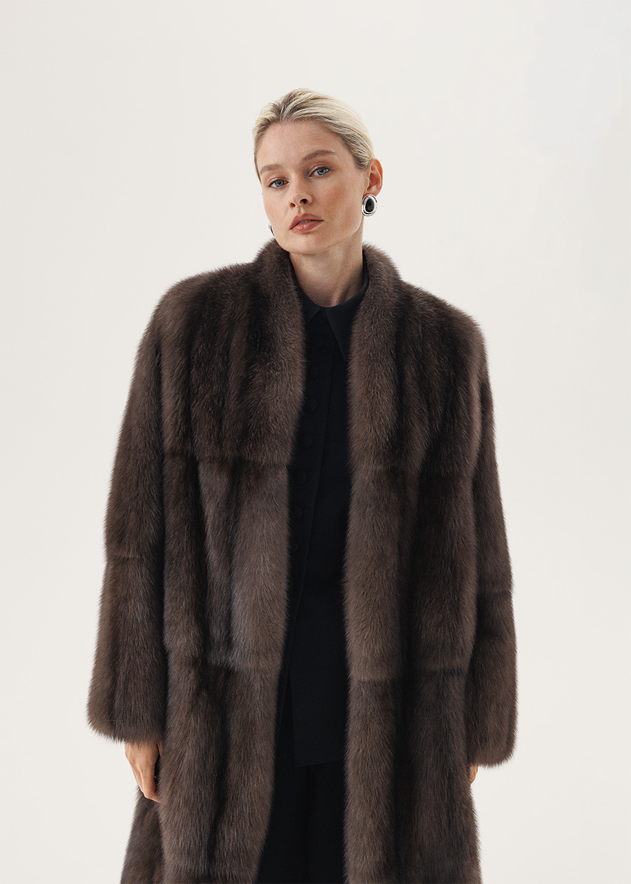 Долевая шуба из соболя с воротником-стойкой переходящей в борт