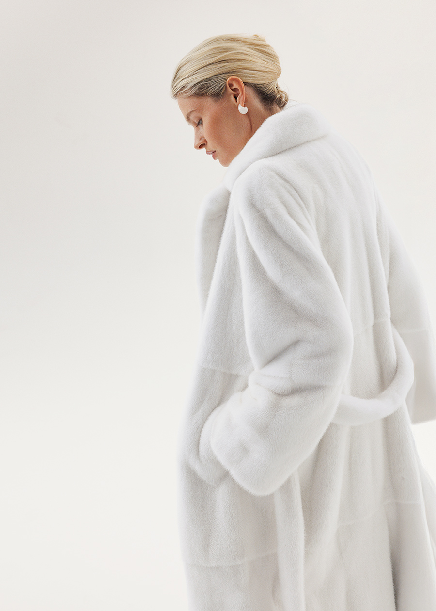 Норковая шуба в невероятном белоснежном оттенке с английским воротником