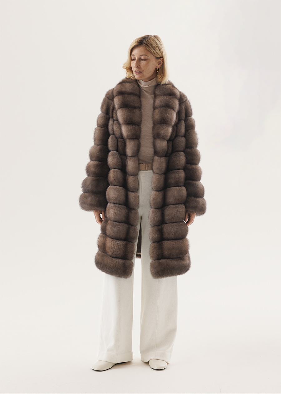 Шуба из соболя с шалевым воротником в глубоком оттенке Графит