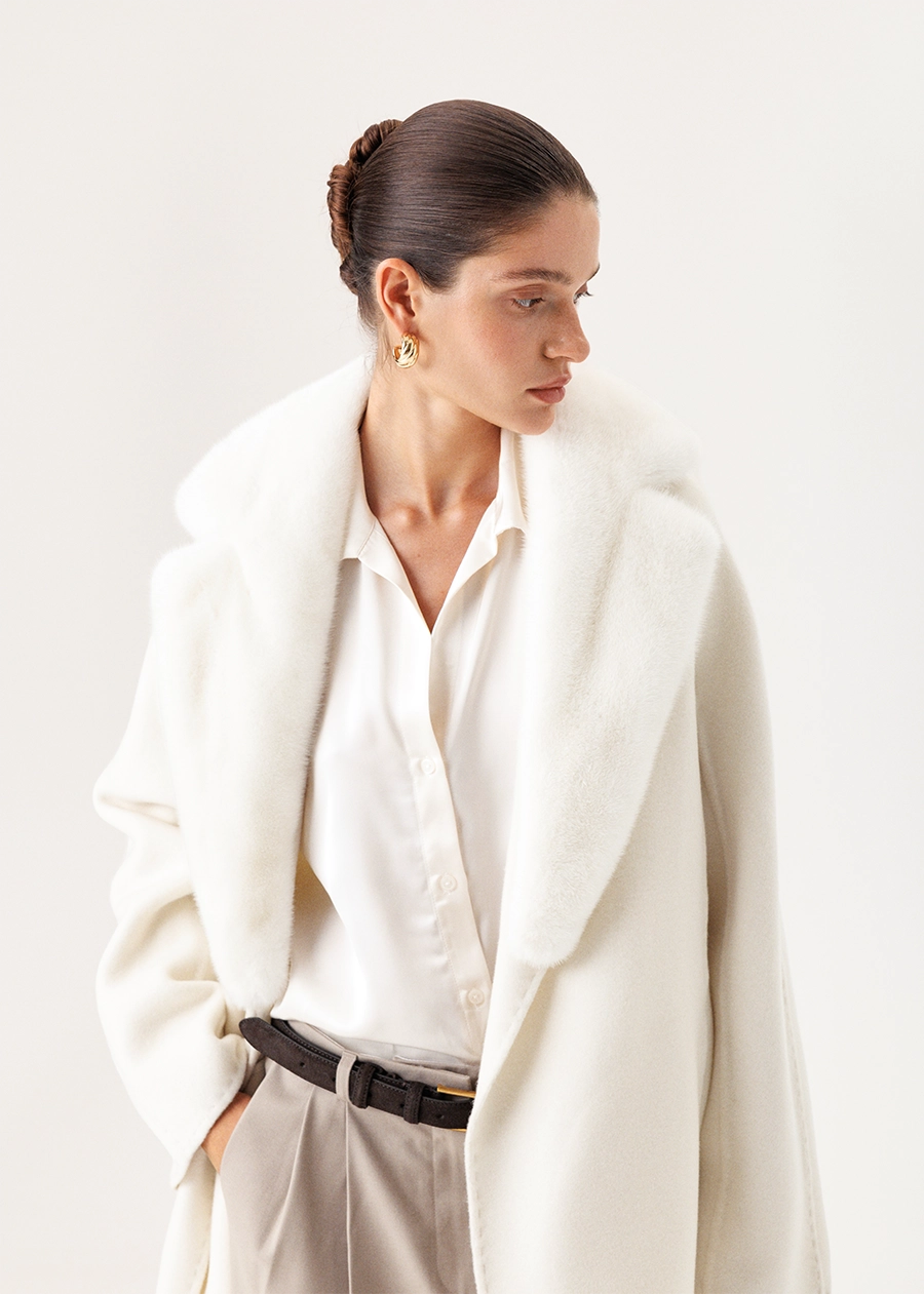 Молочное кашемировое пальто с шалевым воротником из меха норки