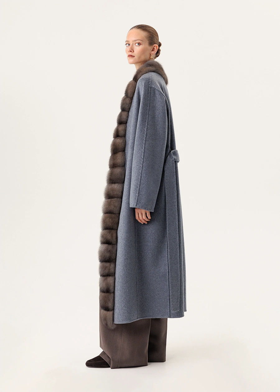 Удлиненное серое пальто с отделкой из меха соболя по борту