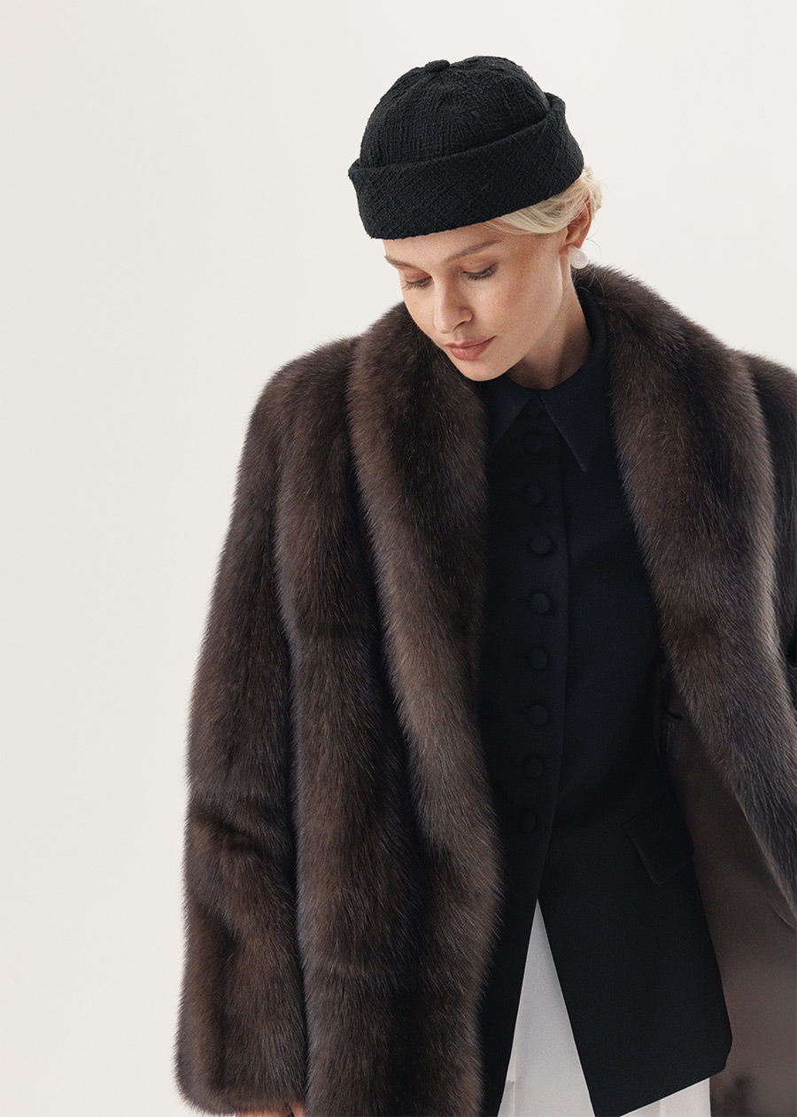 Долевая шуба из соболя с удлиненным шалевым воротником переходящим в борт
