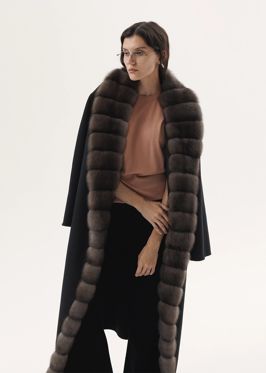 Чёрное кашемировое пальто с отворотной опушкой