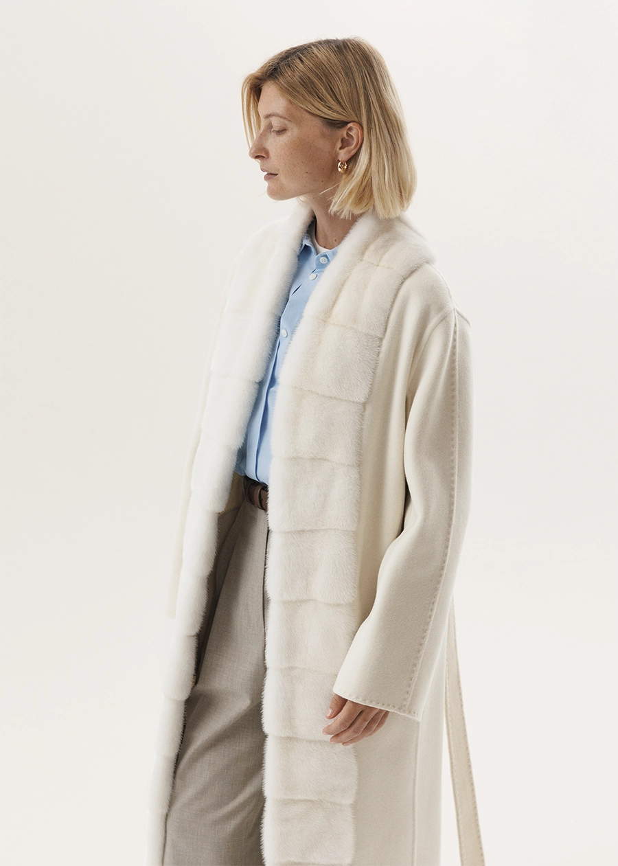 Кашемировое пальто с опушкой из белоснежного меха норки