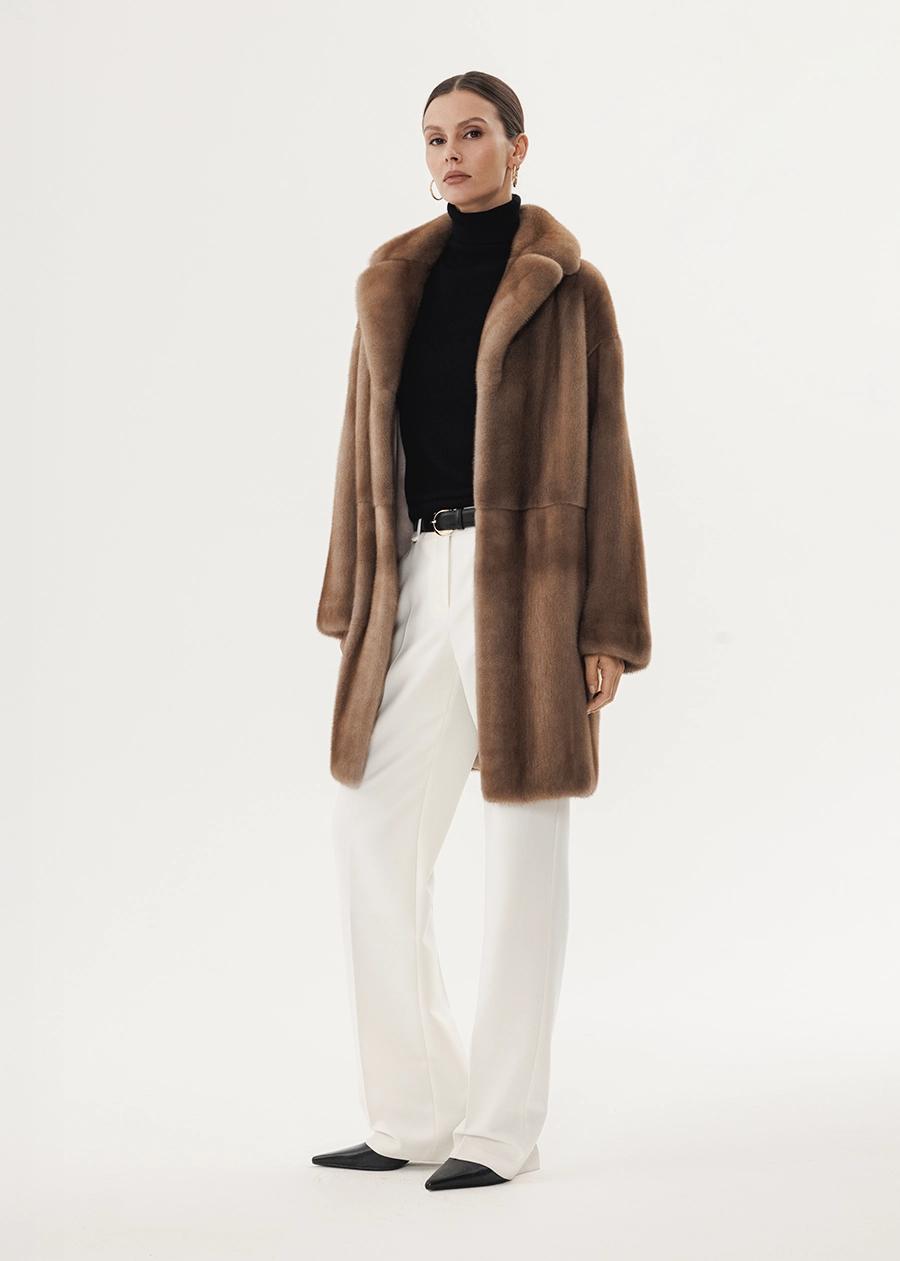 Шуба из норки в пастельном оттенке с английским воротником