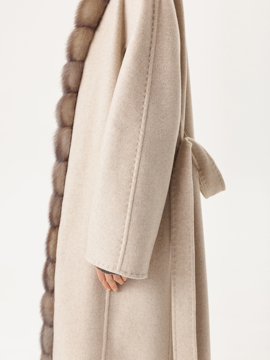 Кашемировое пальто в бежевом оттенке с бортовой отделкой мехом соболя