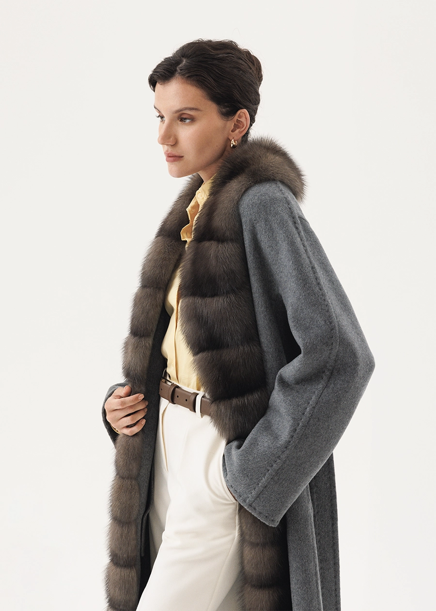 Серое пальто из кашемира с мехом соболя по борту
