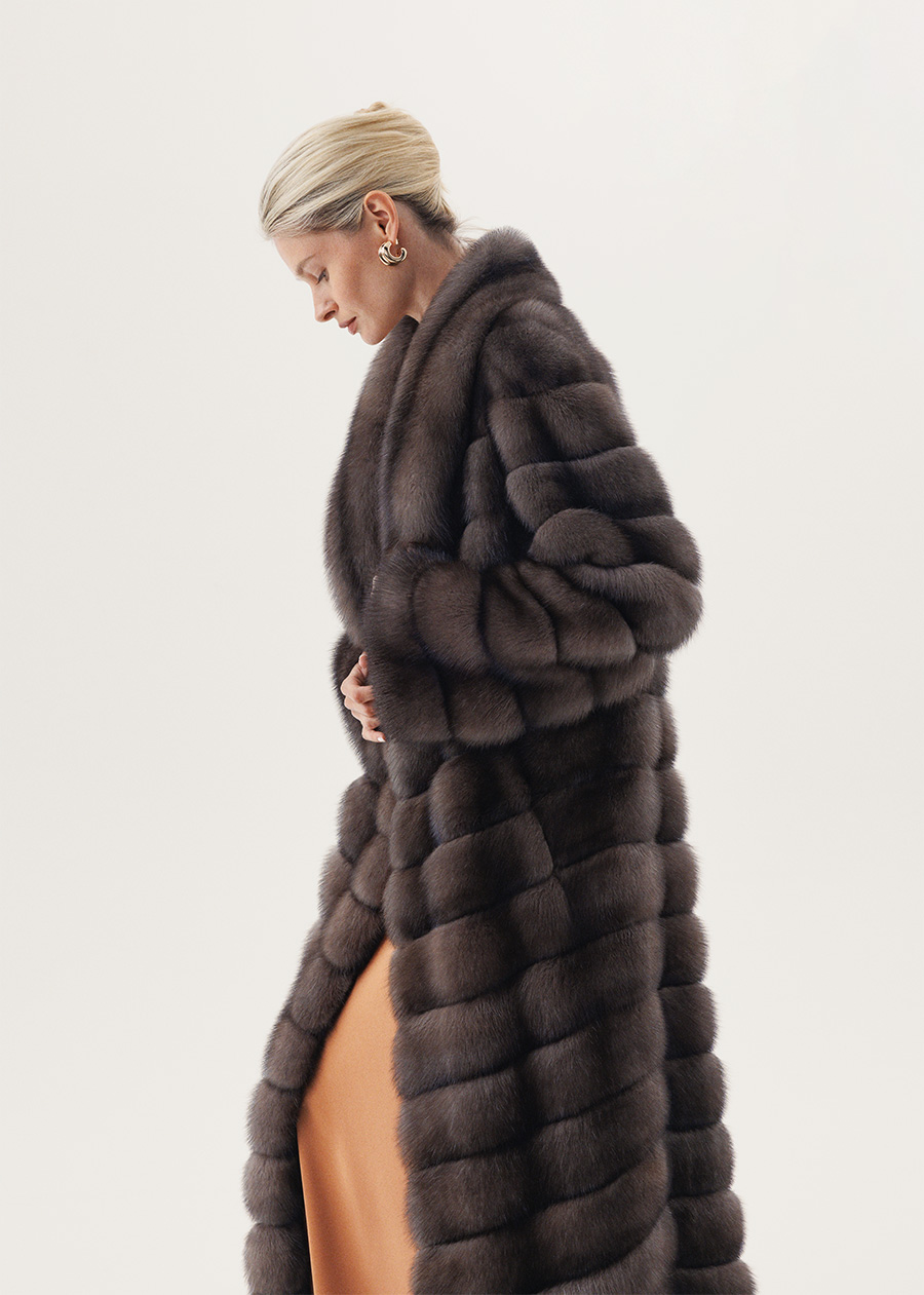 Шуба из соболя в оттенке Tortora с цельным шалевым воротником