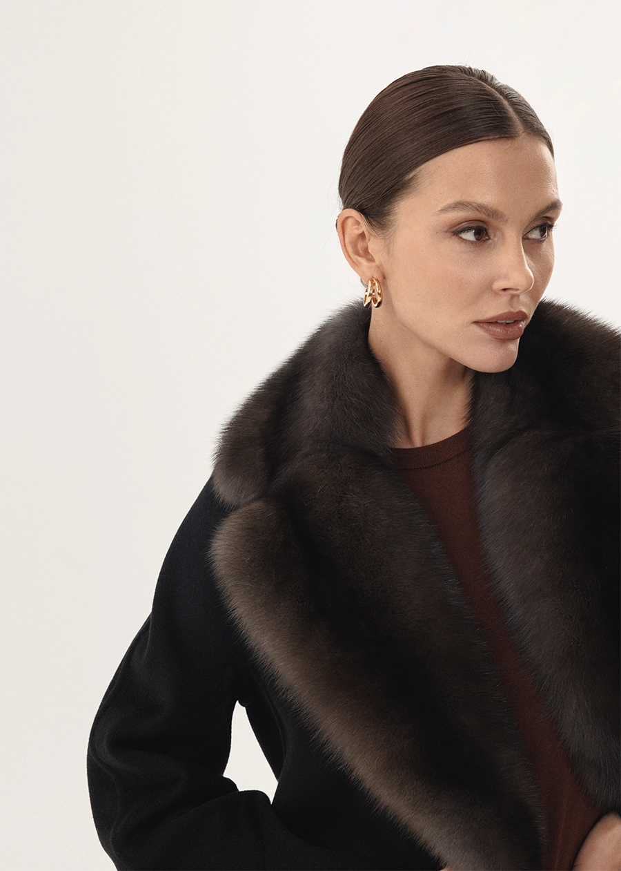 Короткое кашемировое пальто в угольно-черном оттенке с меховым воротником