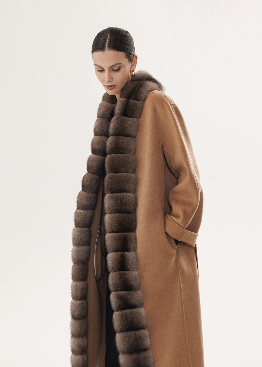 Пальто из кашемира в оттенке Camel с отделкой из меха соболя