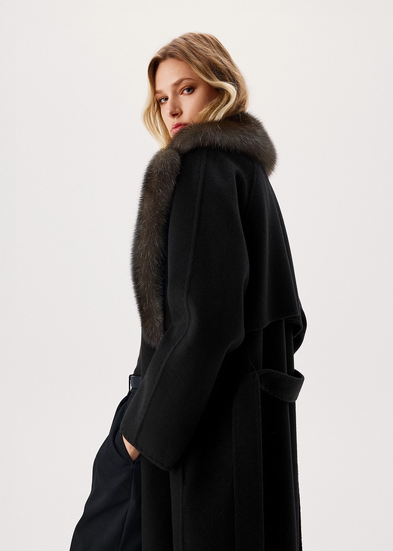 Кашемировый тренч с цельным воротником из меха соболя